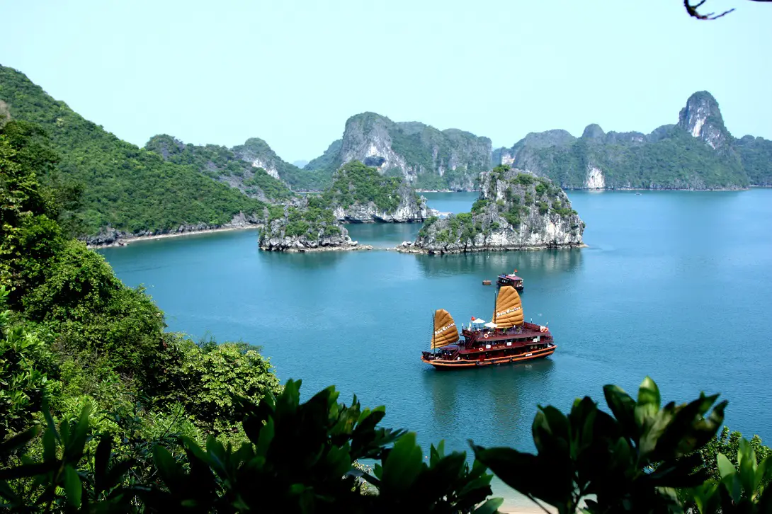 asia_cruise_junk_in_halong_bay